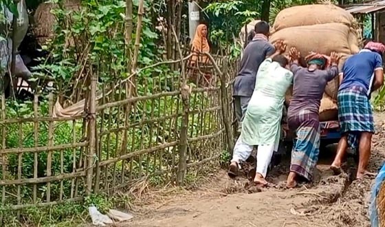 সামান্য বৃষ্টিতেই ২ গ্রামের মানুষের দুর্ভোগ, সংস্কারের দাবি