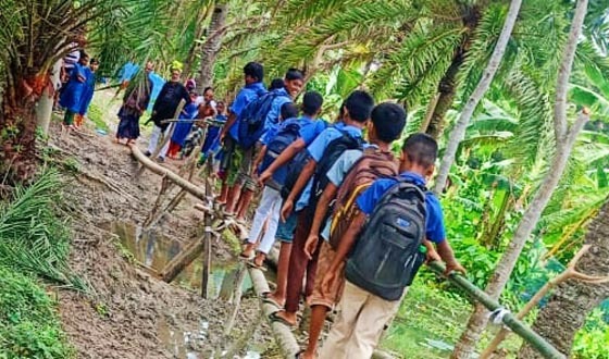 কাউখালীতে রাস্তার উপরে সাঁকো দিয়ে মানুষের চলাচল