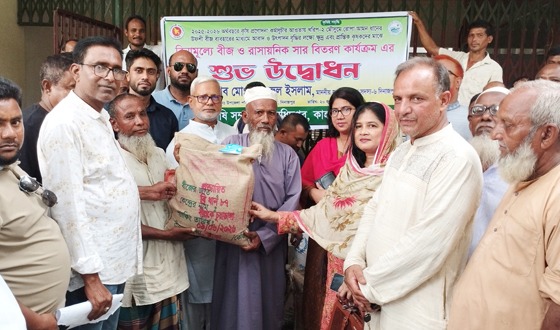 কাহারোলে কৃষকদের মাঝে কৃষি উপকরণ বিতরণ