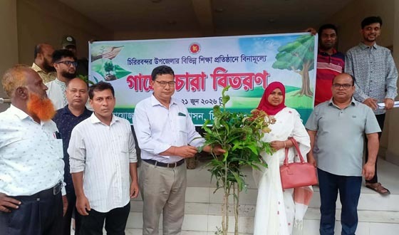 চিরিরবন্দরে শিক্ষা প্রতিষ্ঠানে গাছের চারা বিতরণ