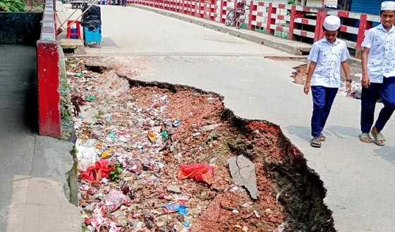 বহরিয়া বাজার ও ব্রিজ সংযুক্ত রাস্তা ভেঙে গর্ত, ঝুঁকি নিয়ে চলাচল