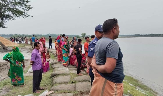 পাইকগাছায় নদে পড়ে শ্রমিক নিখোঁজ, উদ্ধারে ফায়ার সর্ভিস