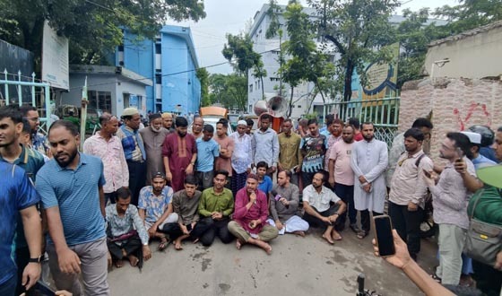 ডিসি সারওয়ার আলমের প্রত্যাহার আদেশ বাতিলের দাবিতে বিক্ষোভ