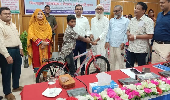 ক্ষুদ্র নৃগোষ্ঠীর মধ্যে সাইকেল, সেলাই মেশিন ও শিক্ষাবৃত্তি প্রদান