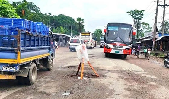 বরিশাল-ঢাকা মহাসড়কে ব্যাপক খানাখন্দ