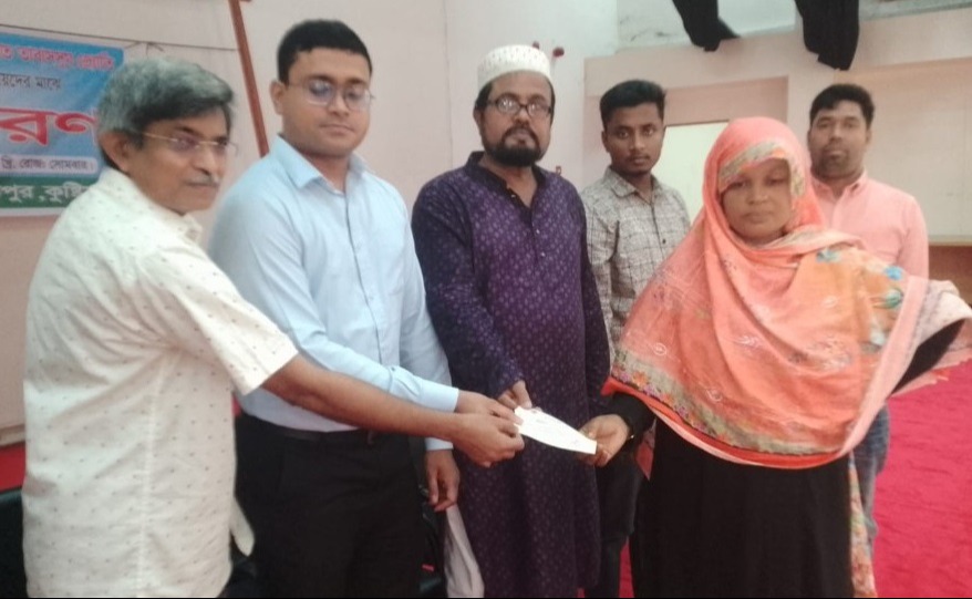 দৌলতপুরে প্রধানমন্ত্রীর ত্রাণ তহবিলের ৭ লক্ষ টাকার  চেক বিতরণ।