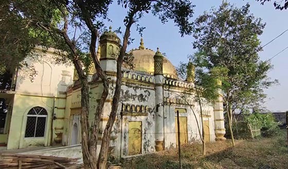 কক্সবাজারে ৬শত বছরের গায়েবি মসজিদ, মনোকামনা পূরণে আসেন মুসলিমসহ অন্যান্য সম্প্রদায়