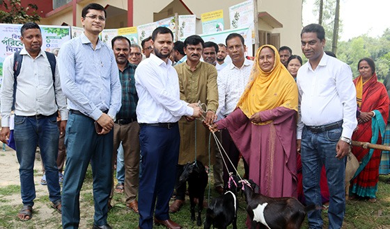 বিরলে ছাগল ও গাছের চারা বিতরণ এবং সংলাপ সভা