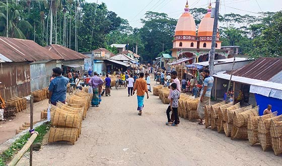 নাজিরপুরে জমে উঠেছে মাছ ধরা যন্ত্রের হাট