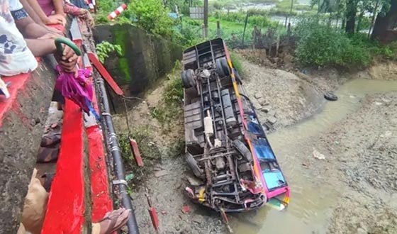 টেকনাফে বাস খাদে পড়ে আহত ৪