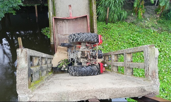 লালমোহনে ব্রিজ ভেঙে ট্রাক খালে, চালক নিহত