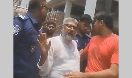 কালীগঞ্জে সাবেক মেয়রকে ছিনিয়ে নিলো কর্মীরা