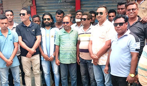 চাটমোহরে স্বেচ্ছাসেবক দলের অবস্থান কর্মসূচি পালন