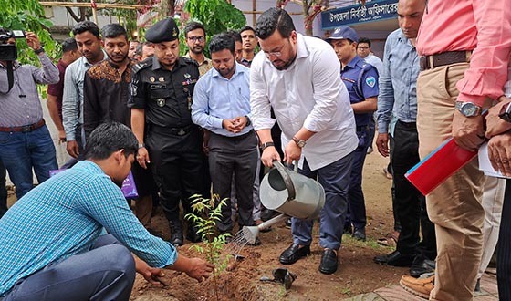 হাটহাজারীতে চারা ও প্রনোদনা বিতরণ অনুষ্ঠানে প্রতিমন্ত্রী ব্যারিস্টার মীর হেলাল