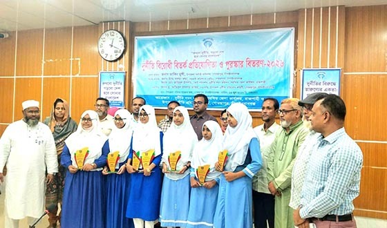 গোমস্তাপুরে দুর্নীতি বিরোধী বিতর্ক প্রতিযোগিতা, চ্যাম্পিয়ন রাবেয়া বালিকা