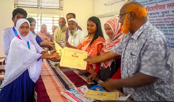 বীরগঞ্জে রচনা ও বিতর্ক প্রতিযোগিতার সনদপত্র ও মেডেল বিতরণ