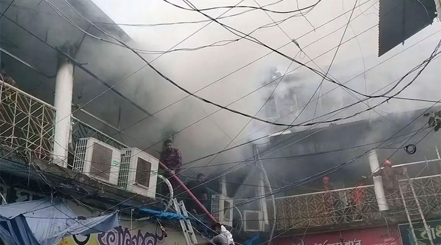চাঁপাইনবাবগঞ্জের নিউ মার্কেটে আগুন, ২ ঘণ্টা পর নিয়ন্ত্রণে