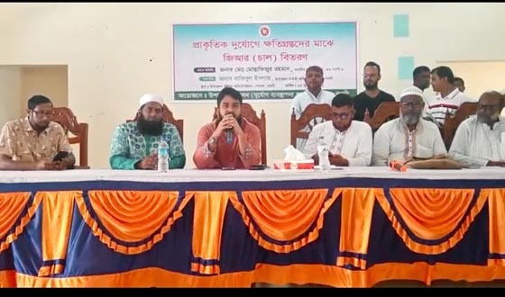 পোরশায় প্রাকৃতিক দুর্যোগে ক্ষতিগ্রস্থদের চাল বিতরণ