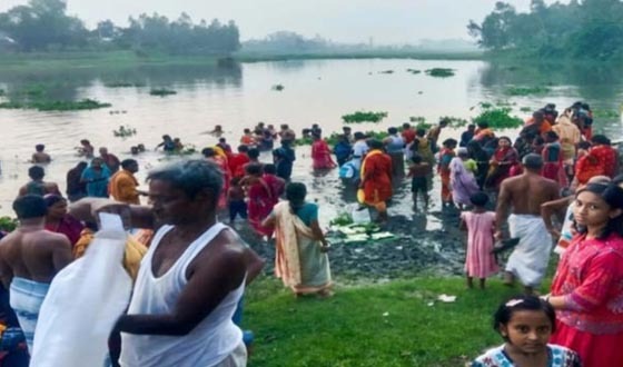 ঋষিঘাট গঙ্গাস্নান ও বারুণী মেলায় ভক্তদের ঢল