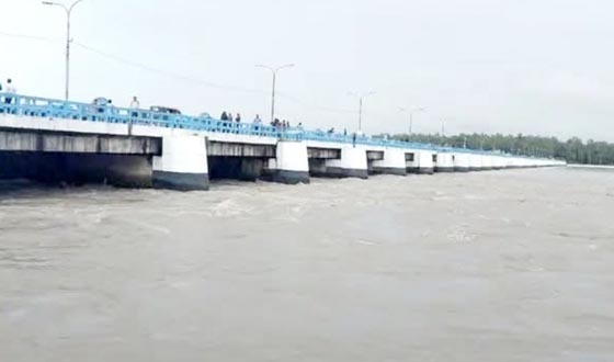 প্লাবিত নীলফামারীর তিস্তা ডালিয়া পয়েন্ট বিপৎসীমার সন্নিকটে পানি