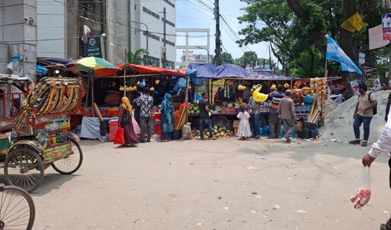 টাঙ্গাইলে পুলিশের ছত্রছায়ায় অবৈধ দোকান বসানোর অভিযোগ