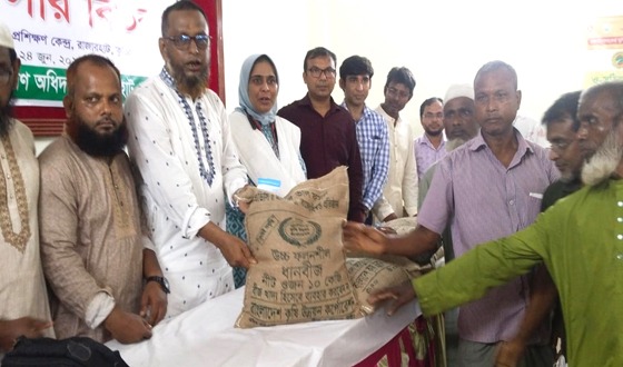 কুড়িগ্রামে ক্ষুদ্র ও প্রান্তিক কৃষকের বিনামূল্যে বীজ-সার বিতরণ