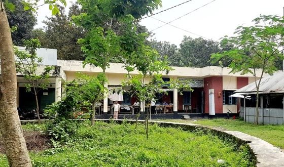 সৈয়দপুর সাব-রেজিস্টার অফিসে খোলা বারান্দায় চলে গুরুত্বপূর্ণ কাজ