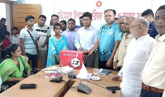 চাটমোহরে শিক্ষার্থীদের উপবৃত্তি ও বাইসাইকেল বিতরণ