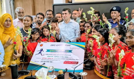 সাঁথিয়ার জোড়গাছা ফুটবল দলকে জেলা প্রশাসনের সংবর্ধনা