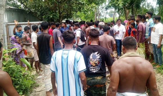সাঁথিয়ায় স্কুল ছাত্রী ধর্ষণের ঘটনায় ধর্ষকের ফাঁসির দাবিতে মানববন্ধন