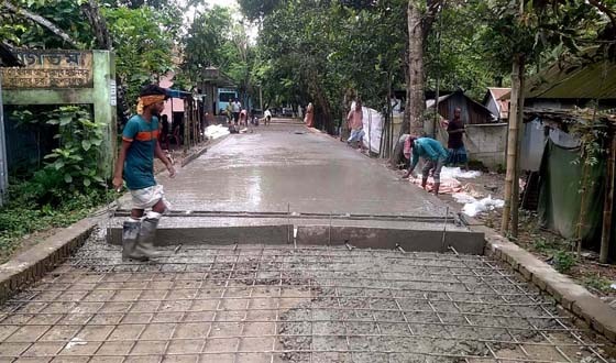 কুলিয়ারচরে পিরিজপুর-লক্ষ্ণীপুর রাস্তার উন্নয়ন কাজ চলছে