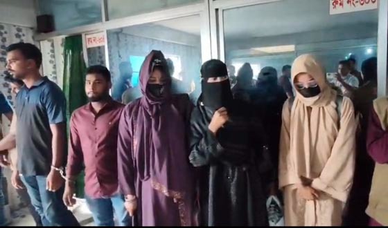 নোয়াখালীতে আবাসিক হোটেলে ডিবি পুলিশের অভিযানে আটক ১৪