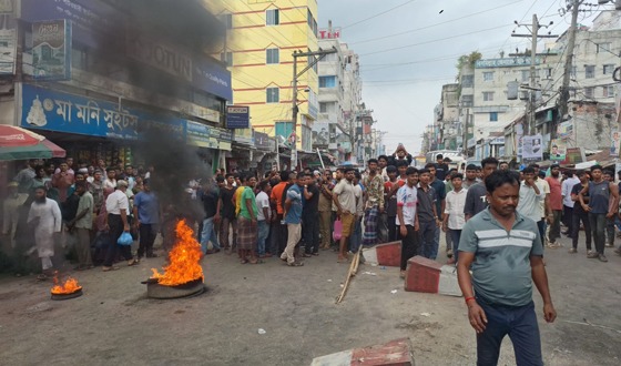 হাজীগঞ্জে টায়ার জ্বালিয়ে ছাত্রদলের বিক্ষোভ