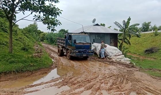 রামুতে সড়কের বেহাল অবস্থা, চরম দুর্ভোগে মানুষ