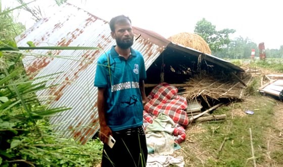 বৃদ্ধের বাড়িতে হামলা ও মারধর ও টাকা লুট, থানায় অভিযোগ