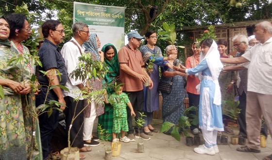 মেলান্দহে শিক্ষার্থীদের মাঝে চারাগাছ বিতরণ
