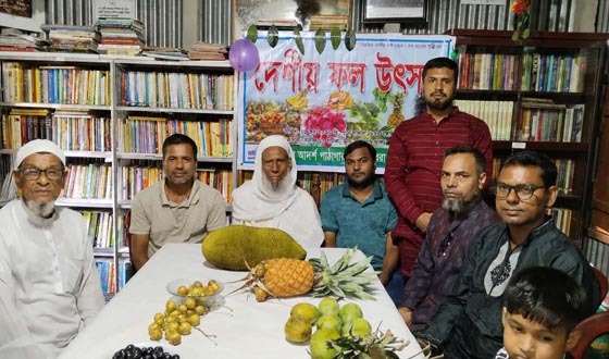 টাঙ্গাইলে ফল উৎসব করলো বাতিঘর আদর্শ পাঠাগার