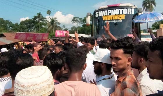 বরিশাল-ঢাকা মহাসড়কে ছয়লেন মহাসড়কের দাবিতে মানববন্ধন