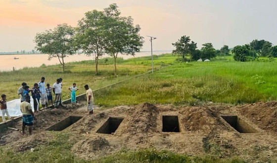হোমনায় পাশাপাশি ৪ কবরে দাফন, বাকরুদ্ধ একমাত্র সন্তান সিফাত