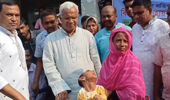 ঢেউটিন ও জিআর চাল বিতরণ