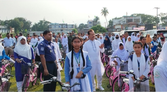 কালীগঞ্জে অস্বচ্ছল মেধাবী শিক্ষার্থী, দুঃস্থ নারী ও ক্ষুদ্র নৃগোষ্ঠীর মাঝে উপকরণ বিতরণ
