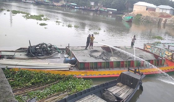 বাজিতপুরে অবাধে স্টীল বডি নৌকা দিয়ে বালির ব্যবসা চলছে
