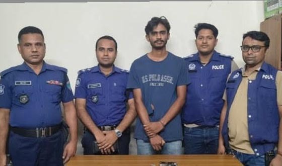 দৌলতপুর সীমান্তে পিস্তল-গুলি, ম্যাগাজিনসহ যুবক আটক