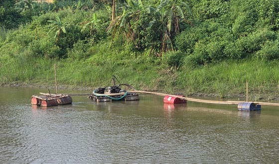 ইছামতী নদী থেকে অবৈধ বালু উত্তোলনের অভিযোগ