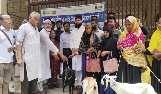 কুড়িগ্রামে দরিদ্র মানুষদের ছাগল, ধান ও সবজি বিতরণ