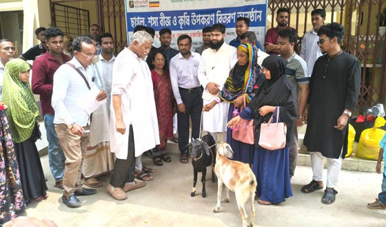 কুড়িগ্রামে দরিদ্রদের ছাগল ও জলবায়ু সহনশীল কৃষি উপকরণ বিতরণ