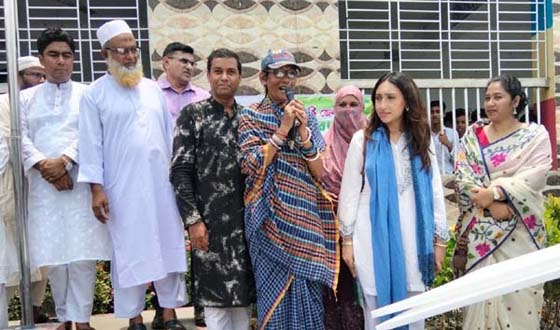 টাঙ্গাইলে শহীদ একাডেমিক স্কুলে গাছের চারা বিতরণ