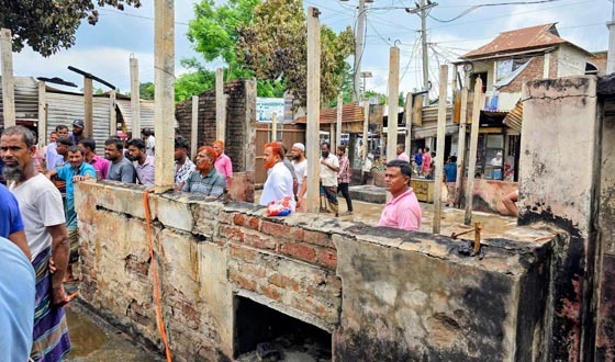 সায়েদাবাদ বাজারে আগুনে পুড়ে নিঃশ্ব হলো ৯ দোকানদার