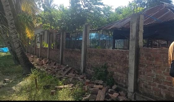 মোল্লাহাটে প্রতিবেশীর সীমানা প্রাচীর ভাঙার অভিযোগ