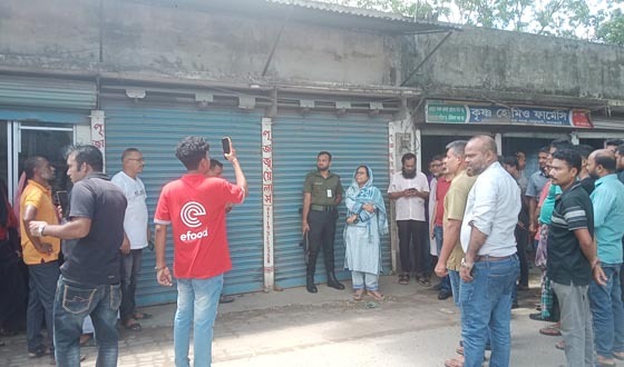মোল্লাহাটে ঝুলন্ত উদ্ধার স্বর্ণ ব্যবসায়ীর দোকানের মালামাল জব্দ